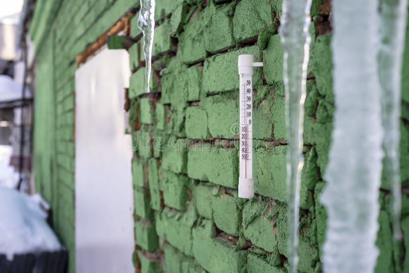 https://thumbs.dreamstime.com/b/mercury-thermometer-hanging-green-brick-wall-icicles-hanging-roof-mercury-thermometer-hanging-green-brick-wall-137193682.jpg