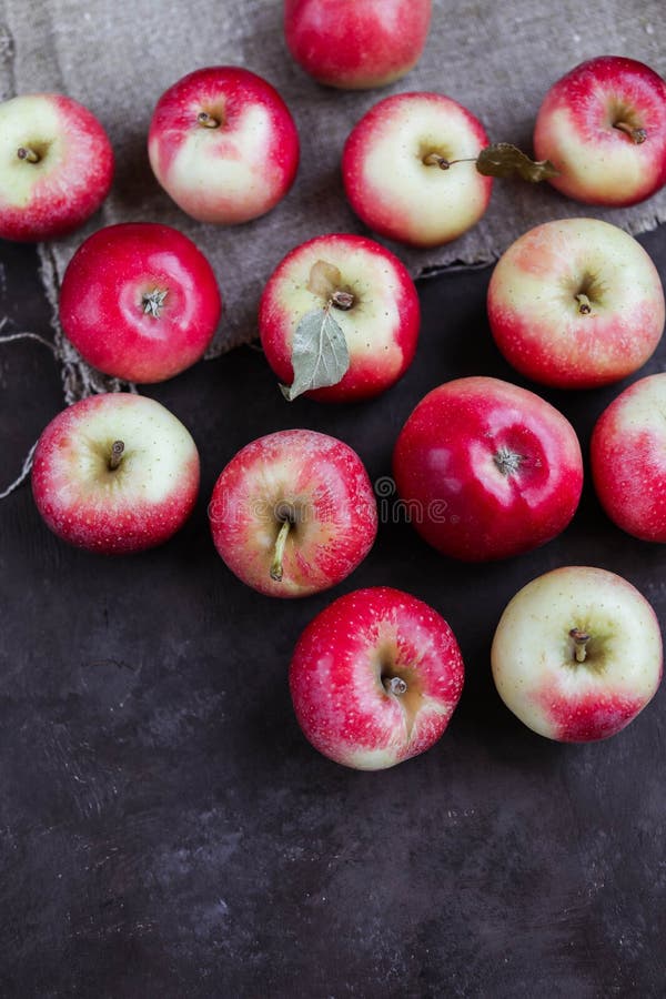 Mere mici și murdare. recolta de toamnă a fructelor pe fond întunecat. stock photo