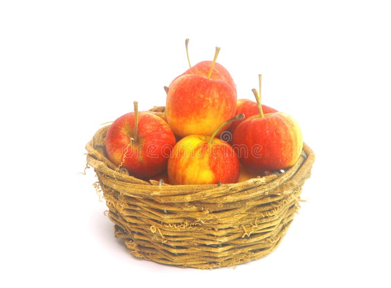 Mere proaspete mici în coșuri pe fond alb stock photography