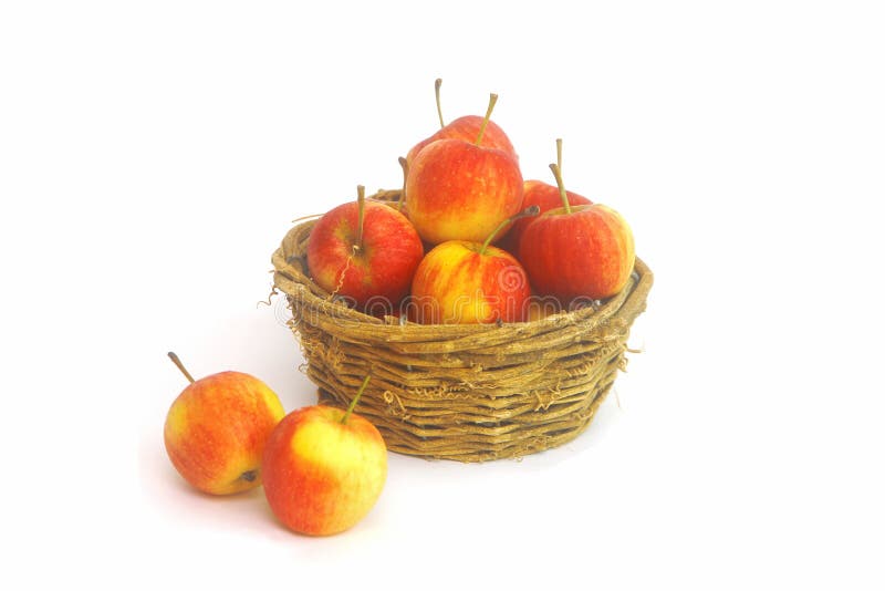 Mere proaspete mici în coșuri pe fond alb stock photo