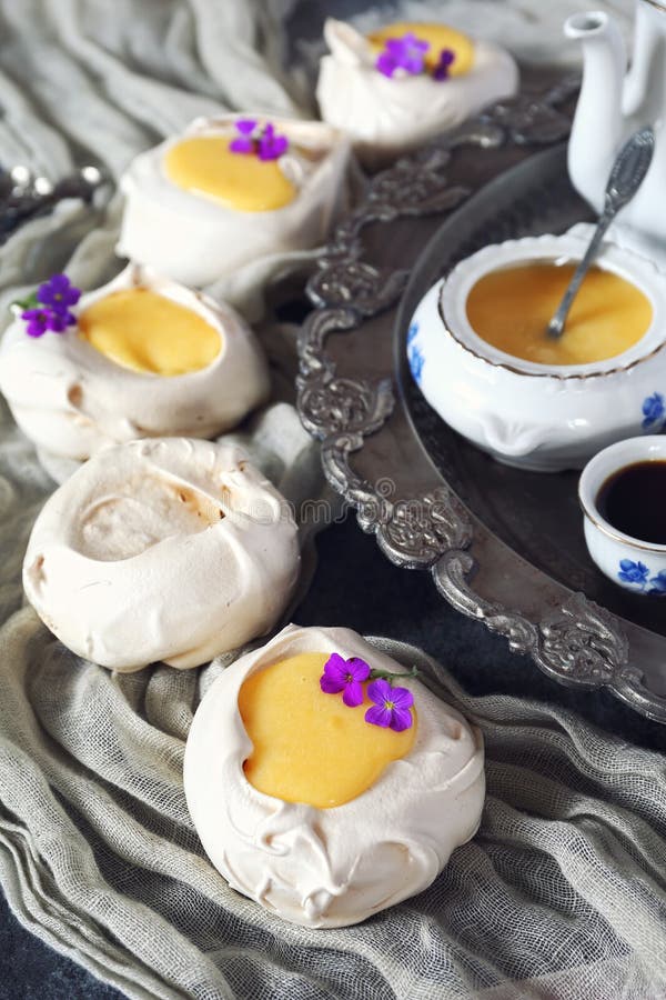 Merengue mini Pavlova con la cuajada y las flores de limón Foco selectivo