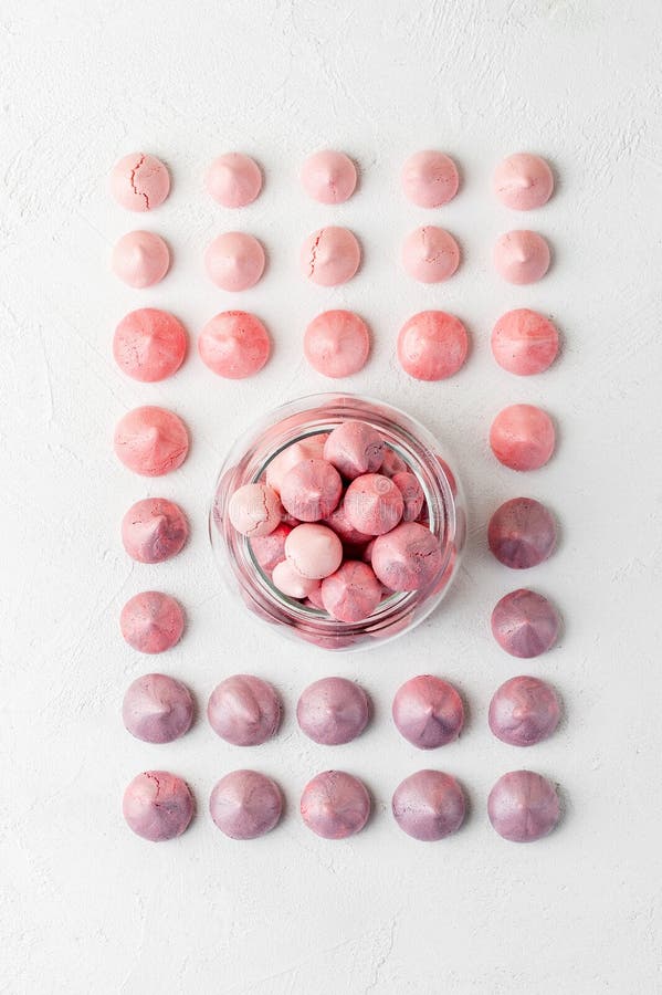 Merengues multicolores en colores púrpura-rosados en un tarro de cristal en a fotografía de archivo libre de regalías Merengues multicolores en colores púrpura-rosados en un tarro de cristal en a fotografía de archivo libre de regalías