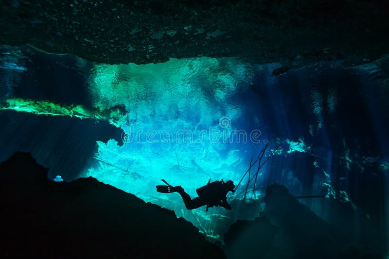 Mergulhador que explora o mundo subaquático do cenote de Azul foto de stock Mergulhador que explora o mundo subaquático do cenote de Azul foto de stock