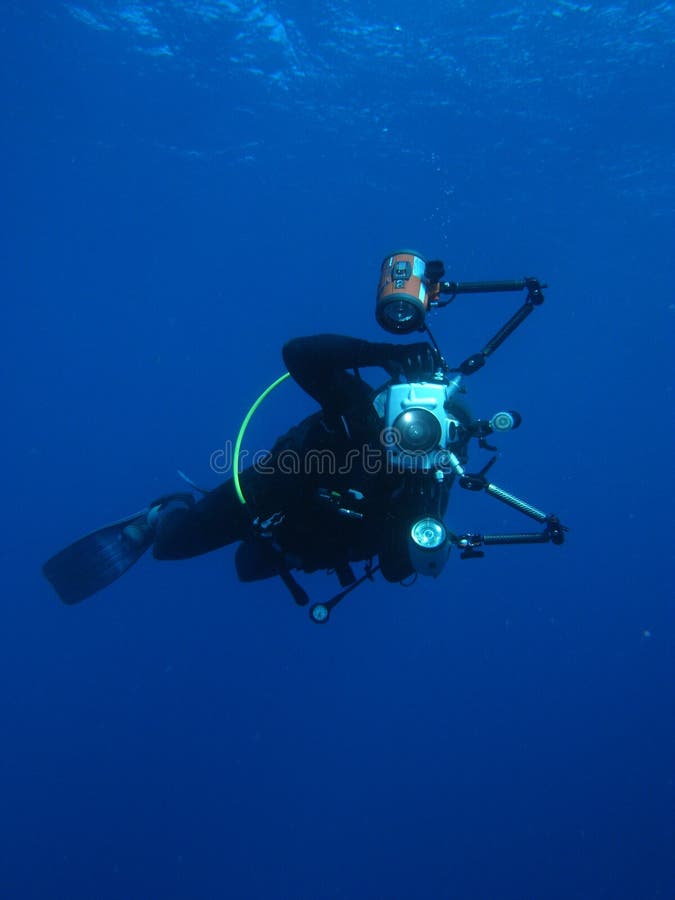Mergulho autónomo subaquático do fotógrafo do homem imagens de stock royalty free Mergulho autónomo subaquático do fotógrafo do homem imagens de stock royalty free