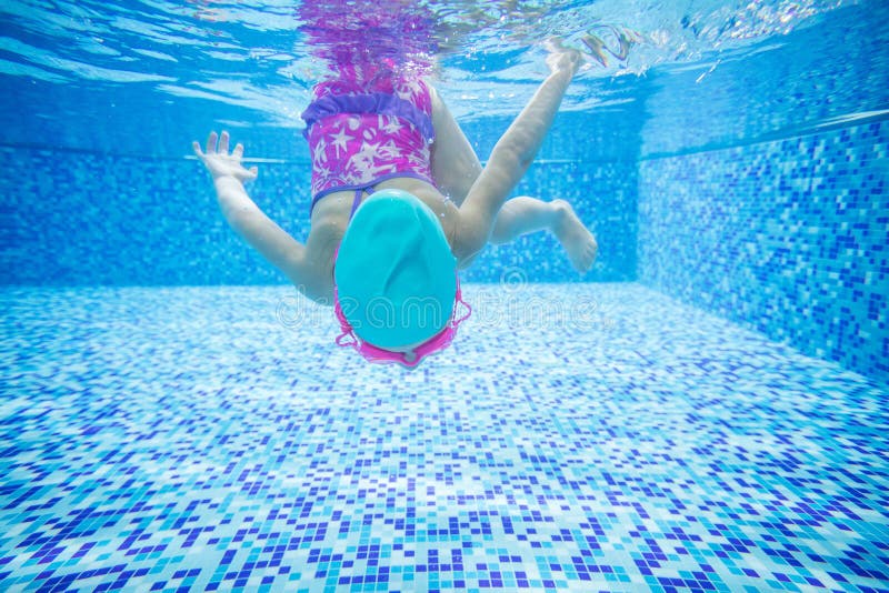Mergulho da menina na piscina fotografia de stock royalty free Mergulho da menina na piscina fotografia de stock royalty free
