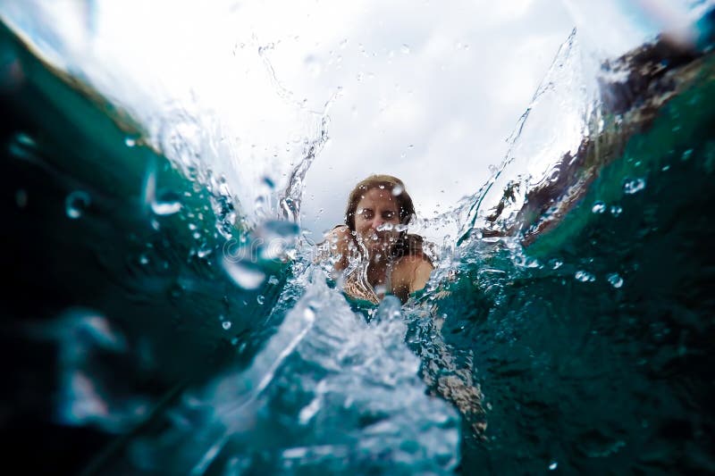 Mergulhos da jovem mulher na ?gua Vista de debaixo da ?gua, pulverizador Conceito das f?rias de ver?o, salto ? associa??o fotos de stock Mergulhos da jovem mulher na ?gua Vista de debaixo da ?gua, pulverizador Conceito das f?rias de ver?o, salto ? associa??o fotos de stock