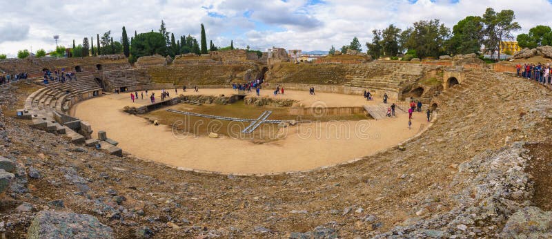 Merida, Spagna - aprile 2019: Roman Amphitheatre di Merida fotografia stock libera da diritti Merida, Spagna - aprile 2019: Roman Amphitheatre di Merida fotografia stock libera da diritti