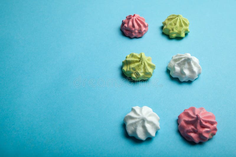 Meringa casalinga con amore su un fondo blu, spazio per testo fotografie stock libere da diritti Meringa casalinga con amore su un fondo blu, spazio per testo fotografie stock libere da diritti