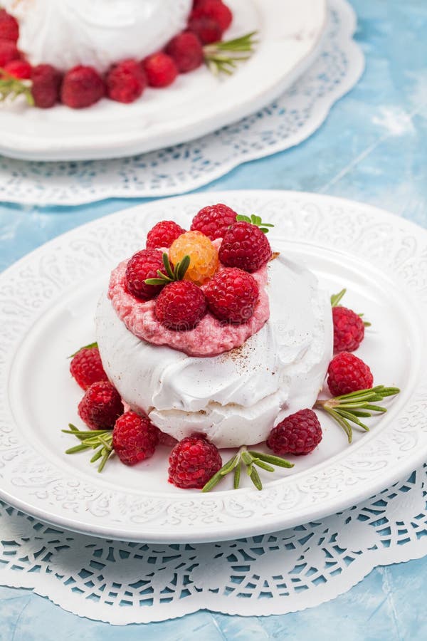 Meringe Pavlova Kuchen Mit Schlagsahne Und Frischen Himbeeren Stockbild ...