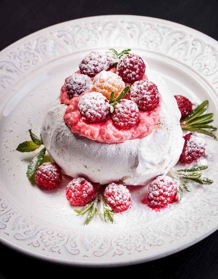 Meringe Pavlova Kuchen Mit Schlagsahne Und Frischen Himbeeren Stockbild ...