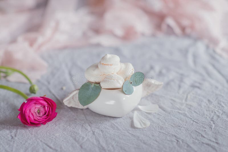 Meringue cake and flowers in vase