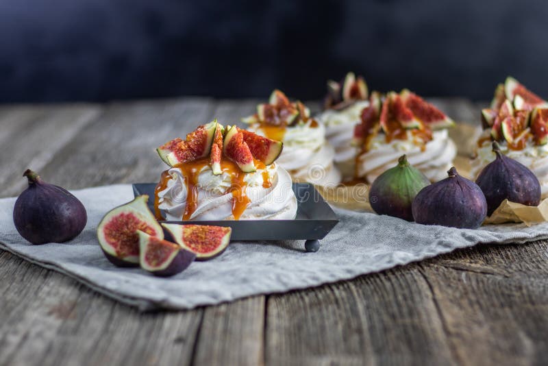Meringue figs with whipped cream and caremel glaze