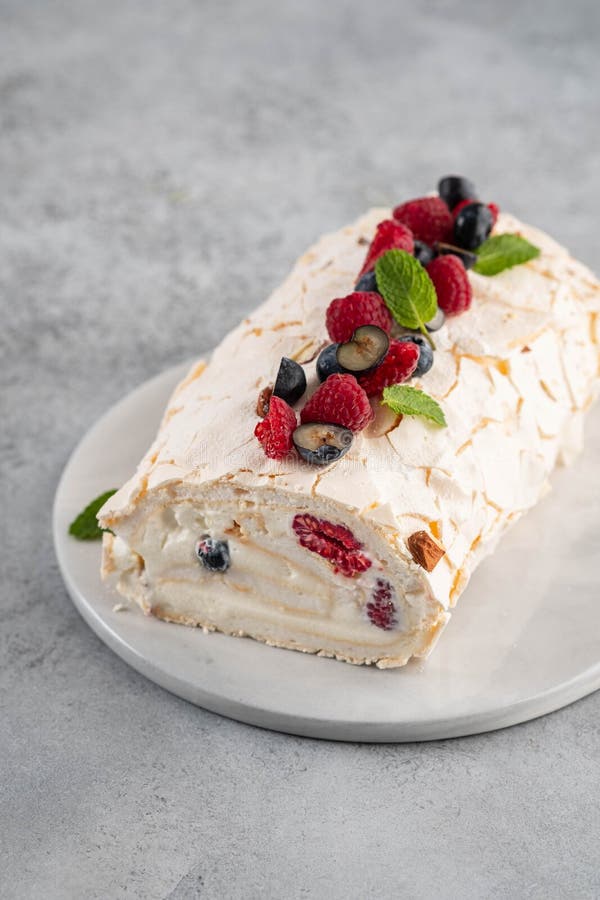 Meringue Rollkuchen Mit Rahm Und Himbeeren Roulade, Sommerdessert ...