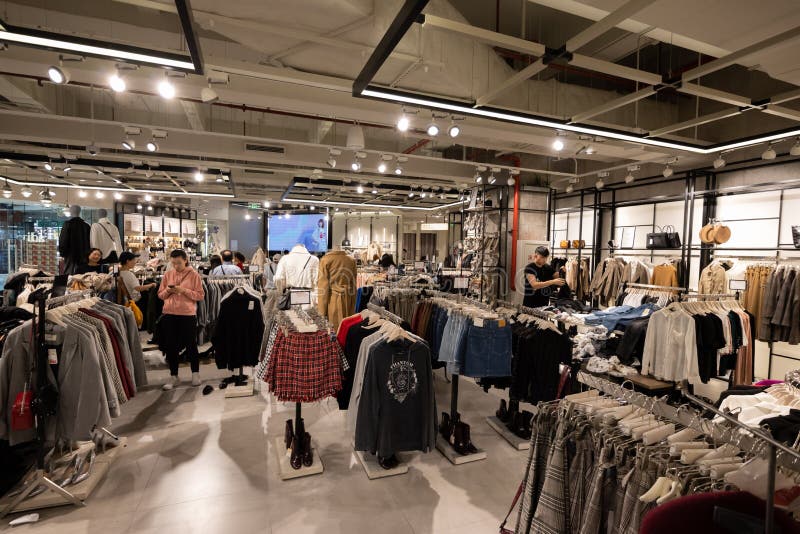groei Afhankelijk moeder Merkkleding in De Winkel Stradivarius. Winkel-interieur Redactionele Foto - Image of markt, binnen: 198333446 groei Afhankelijk moeder Merkkleding in De Winkel Stradivarius. Winkel-interieur Redactionele Foto - Image of markt, binnen: 198333446