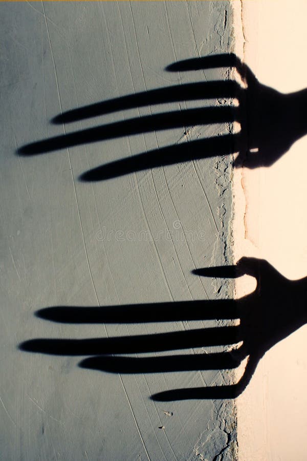 Merkw?rdiger Schatten auf der Wand Schrecklicher Schatten entziehen Sie Hintergrund Schwarzer Schatten einer gro?en Hand auf der lizenzfreie stockfotos Merkw?rdiger Schatten auf der Wand Schrecklicher Schatten entziehen Sie Hintergrund Schwarzer Schatten einer gro?en Hand auf der lizenzfreie stockfotos