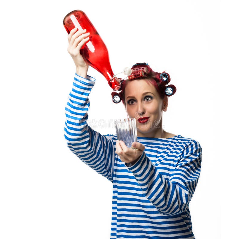 Merkwürdige Hausfrau, die eine leere Flasche Wein und Glas auf einem weißen Hintergrund hält Weibliche Alkoholsucht des Konzeptes stockfotografie Merkwürdige Hausfrau, die eine leere Flasche Wein und Glas auf einem weißen Hintergrund hält Weibliche Alkoholsucht des Konzeptes stockfotografie