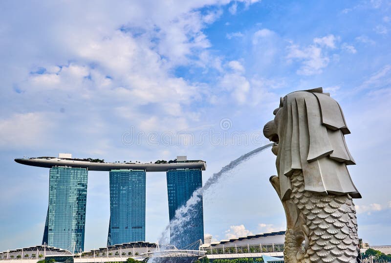 Merlion die van Singapore een stroom van water spuiten in de rivier stock fotografie Merlion die van Singapore een stroom van water spuiten in de rivier stock fotografie