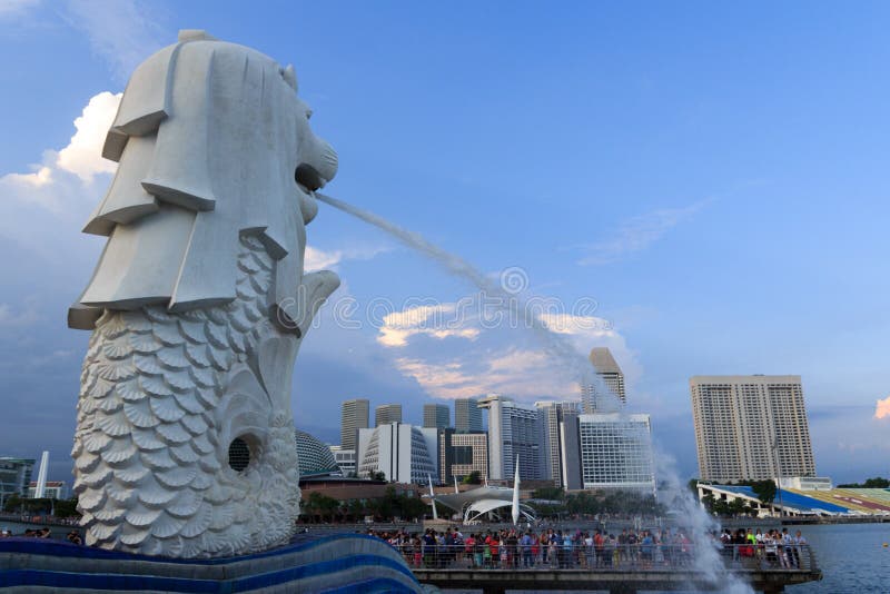 Merlion i Singapur linia horyzontu zdjęcia stock Merlion i Singapur linia horyzontu zdjęcia stock