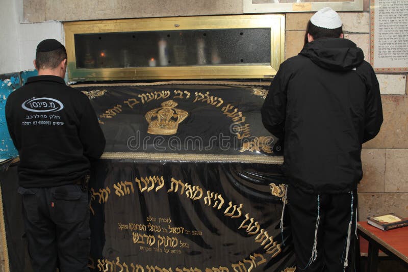 MERON IZRAEL, Grudzień, - 29, 2015: Ortodoksalni żyd pary w grobowu rabin Shimon Zakazują Yochai, w Meron, Izrael Żydowski mężczy