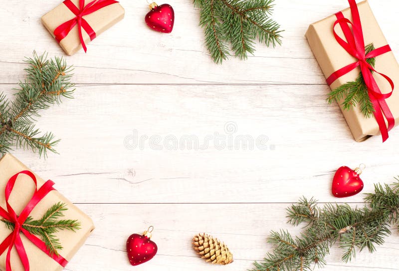 Merry christmas frame och wallpaper. lycklig ny årssammansättning. julklappar med röd hjärtform, kulor pine cones fiber grenar royaltyfria bilder