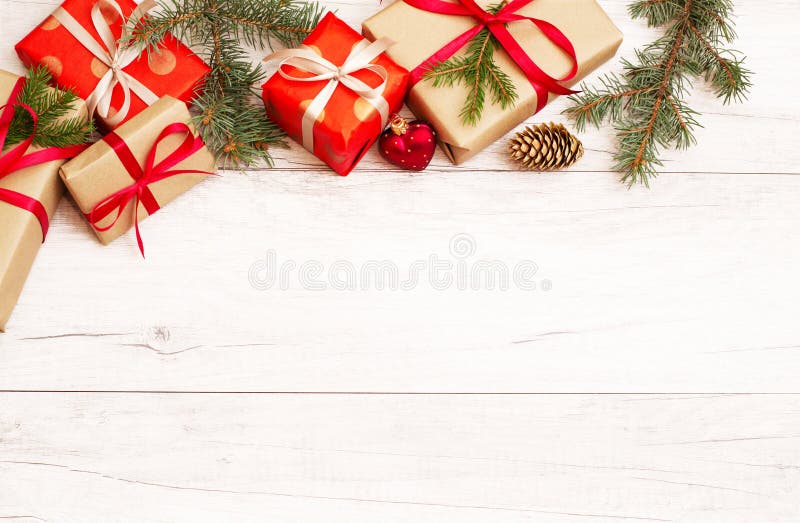 Merry christmas frame och wallpaper. lycklig ny årssammansättning. julklappsblåsbär, hjärtformskonger av kulformspenar royaltyfria foton