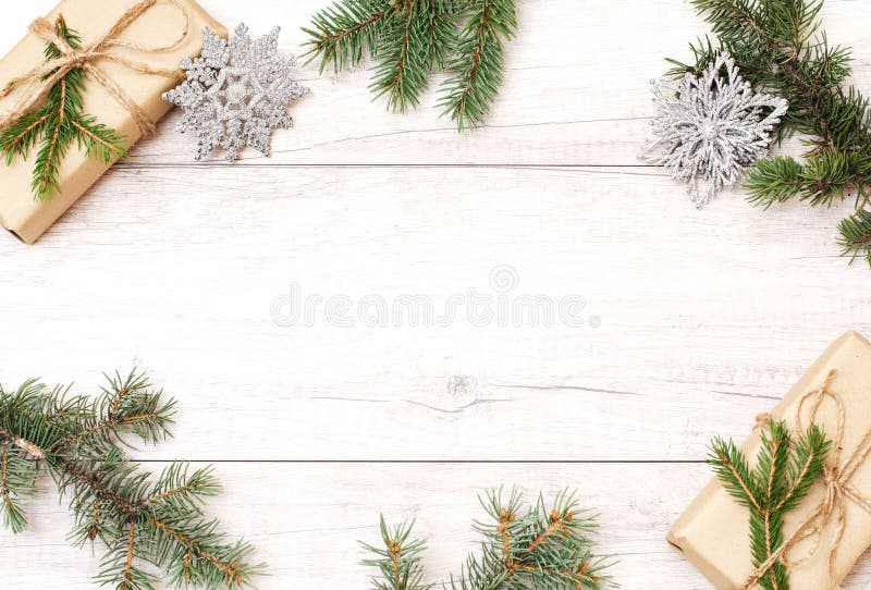 Merry christmas frame och wallpaper. lycklig ny årssammansättning. julklappsgrenar på trävit bakgrund royaltyfri fotografi