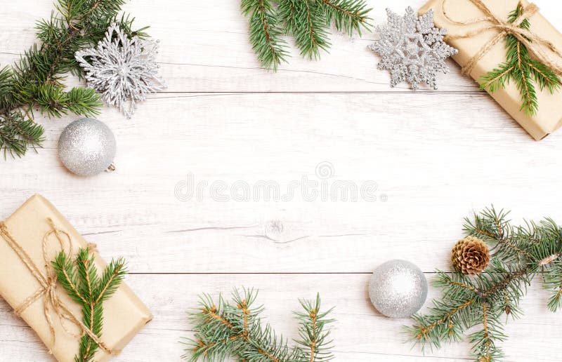 Merry christmas frame och wallpaper. lycklig ny årssammansättning. julklingskulor pine cones fir grenar på trävitt arkivbild
