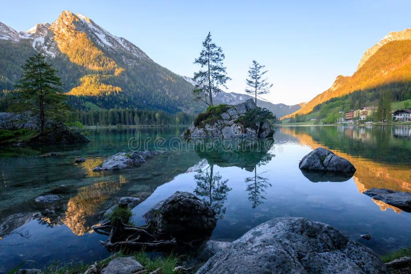 Merveilleux lever de soleil sur le lac Hintersee Vue époustouflante du matin sur les Alpes bavaroises à la frontière autrichienne images libres de droits Merveilleux lever de soleil sur le lac Hintersee Vue époustouflante du matin sur les Alpes bavaroises à la frontière autrichienne images libres de droits