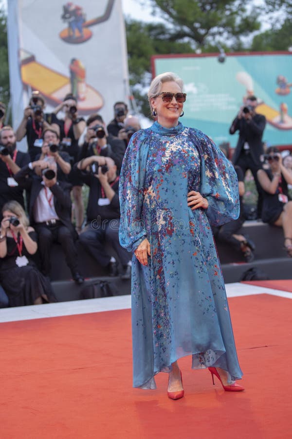 Meryl Streep no tapete vermelho para apresentar A dama de ferro