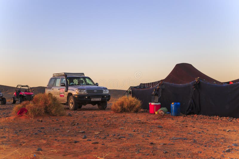 Merzouga, Marruecos - 25 de febrero de 2016: Coche fuera de la tienda del desierto foto de archivo libre de regalías Merzouga, Marruecos - 25 de febrero de 2016: Coche fuera de la tienda del desierto foto de archivo libre de regalías