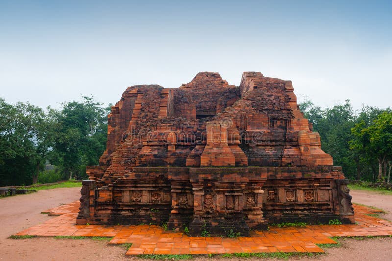 Mes briques rouges de temple de fils par temps nuageux Vietnam photo stock Mes briques rouges de temple de fils par temps nuageux Vietnam photo stock