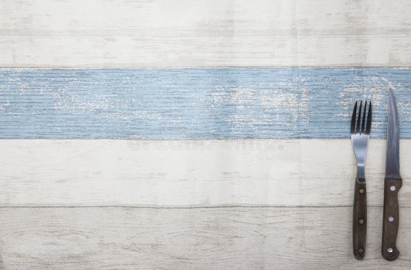Mes, vork die op een lichte houten achtergrond van de lijst liggen De stijl houten lijst van de Provence, achtergrond voor menu, royalty-vrije stock foto Mes, vork die op een lichte houten achtergrond van de lijst liggen De stijl houten lijst van de Provence, achtergrond voor menu, royalty-vrije stock foto