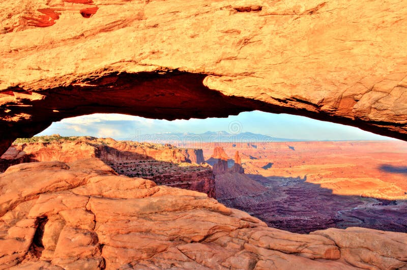 Mesa Arch au coucher du soleil, parc national de Canyonlands, Utah photographie stock Mesa Arch au coucher du soleil, parc national de Canyonlands, Utah photographie stock