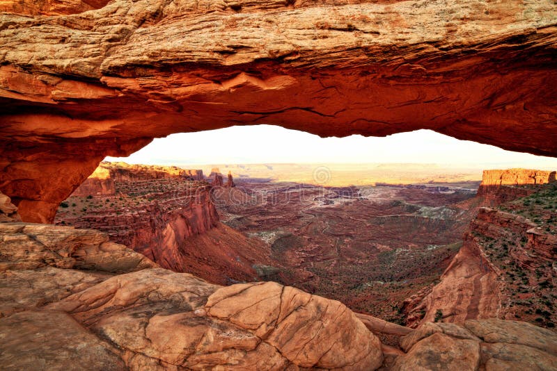 Mesa Arch au coucher du soleil, parc national de Canyonlands, Utah photo stock Mesa Arch au coucher du soleil, parc national de Canyonlands, Utah photo stock