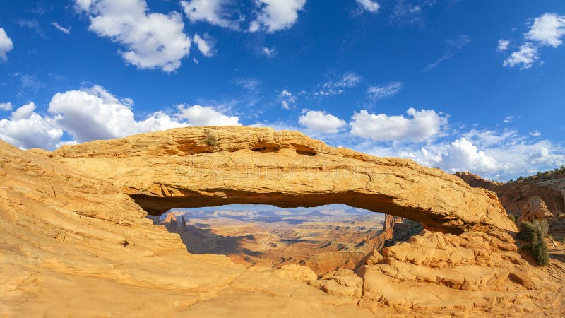 Mesa Arch nel parco nazionale di Canyonlands, U.S.A. immagine stock Mesa Arch nel parco nazionale di Canyonlands, U.S.A. immagine stock