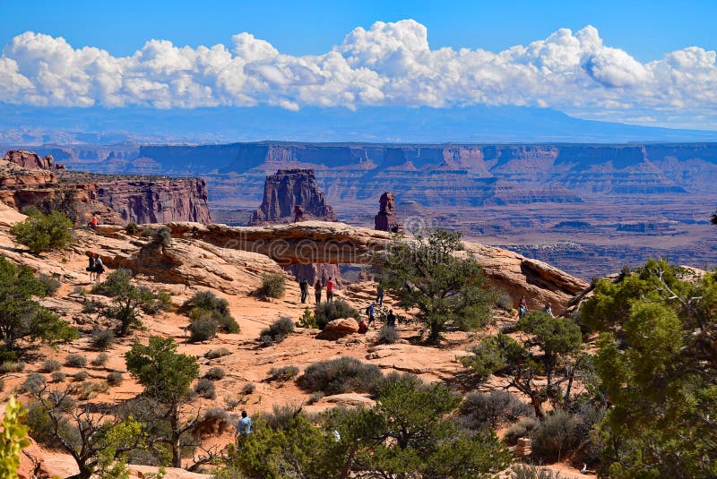 Mesa Arch nel parco nazionale di Canyonlands, Utah fotografia stock libera da diritti Mesa Arch nel parco nazionale di Canyonlands, Utah fotografia stock libera da diritti