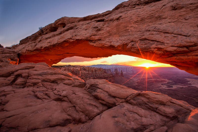 Mesa Arch nel parco nazionale di Canyonlands vicino a Moab, Utah, U.S.A. fotografia stock Mesa Arch nel parco nazionale di Canyonlands vicino a Moab, Utah, U.S.A. fotografia stock
