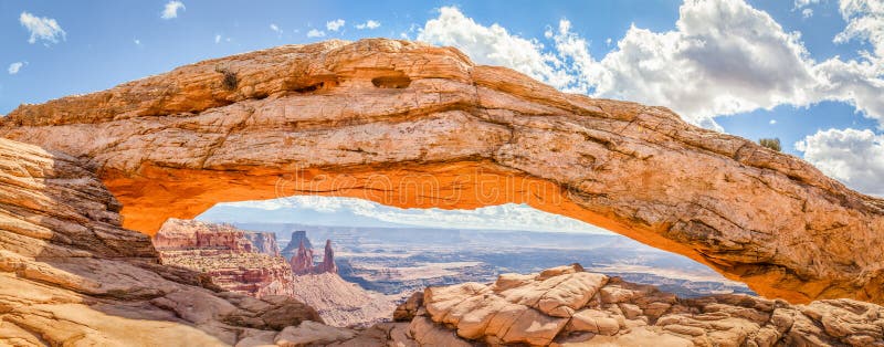 Mesa Arch no nascer do sol, parque nacional de Canyonlands, Utá, EUA foto de stock royalty free Mesa Arch no nascer do sol, parque nacional de Canyonlands, Utá, EUA foto de stock royalty free