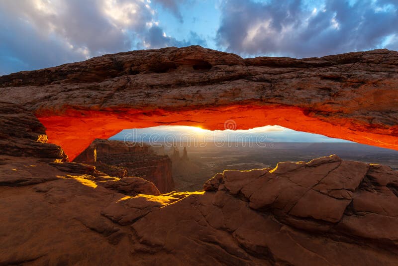 Mesa Arch przy wschodzie słońca, Park Narodowy Kanionlands w Utah zdjęcia stock Mesa Arch przy wschodzie słońca, Park Narodowy Kanionlands w Utah zdjęcia stock
