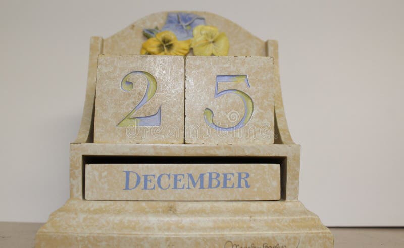Mesa calendário exibição o 25 de dezembro cerâmico imagem de stock royalty free Mesa calendário exibição o 25 de dezembro cerâmico imagem de stock royalty free