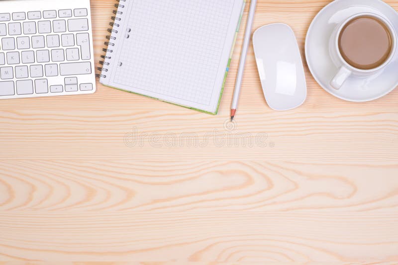 Mesa com bloco de notas, teclado, rato, lápis e uma xícara de café fotos de stock royalty free Mesa com bloco de notas, teclado, rato, lápis e uma xícara de café fotos de stock royalty free