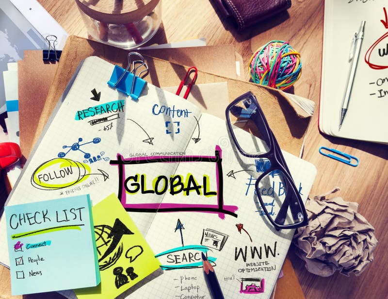 Mesa com ferramentas e uma comunicação global das notas imagens de stock Mesa com ferramentas e uma comunicação global das notas imagens de stock