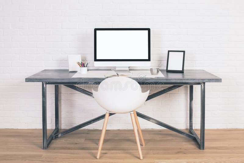 Mesa com monitor branco fotografia de stock royalty free Mesa com monitor branco fotografia de stock royalty free