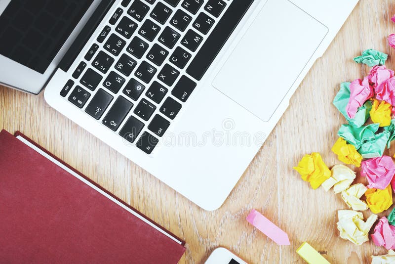 Mesa com portátil e fontes imagens de stock