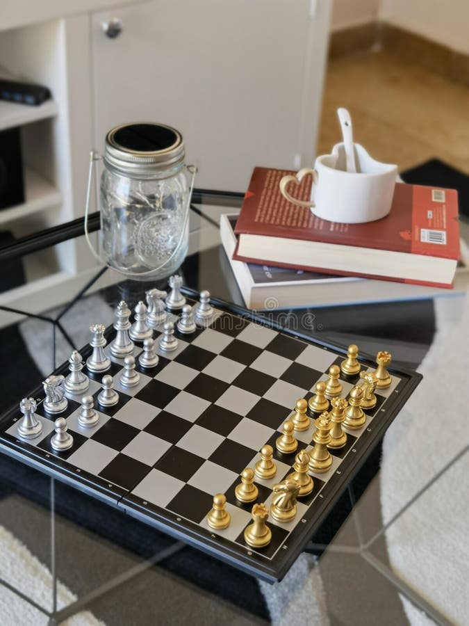 Tabuleiro De Xadrez Com Peças Em Mesa De Madeira Foto de Stock