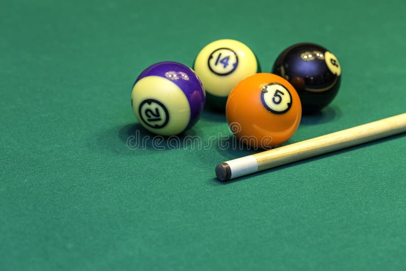 Bolas De Bilhar Coloridas Numa Mesa Verde. Jogo De Bilhar Em Um Bar.  Snooker Foto de Stock - Imagem de esfera, verde: 250005680