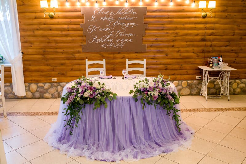 Mesa De Bodas Festiva Para Novios Con Decoracion Violeta Y Flores En La Boda Foto De Archivo Imagen De Novia Ceremonia 182586898