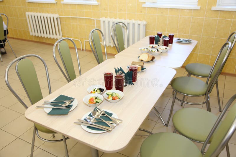 Mesa de comedor en el comedor con los aperitivos y las bebidas para cuatro personas imagen de archivo Mesa de comedor en el comedor con los aperitivos y las bebidas para cuatro personas imagen de archivo