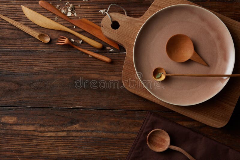 Mesa de cozinha de madeira do vintage rural com utensílios de cozimento ao redor foto de stock royalty free Mesa de cozinha de madeira do vintage rural com utensílios de cozimento ao redor foto de stock royalty free