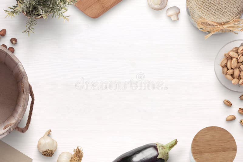 A mesa de cozinha de madeira branca com ingredientes e kithen artigos